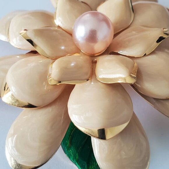 Large Statement Signed Joan Rivers Brooch Floral with Faux Pearl - Picture 3 of 9